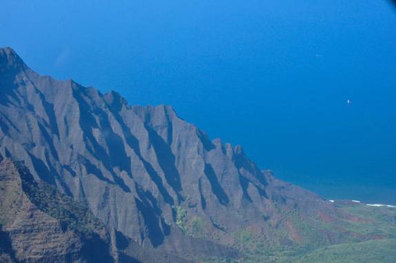 O encontro das montanhas e o mar azul de Kauai, no Havaí